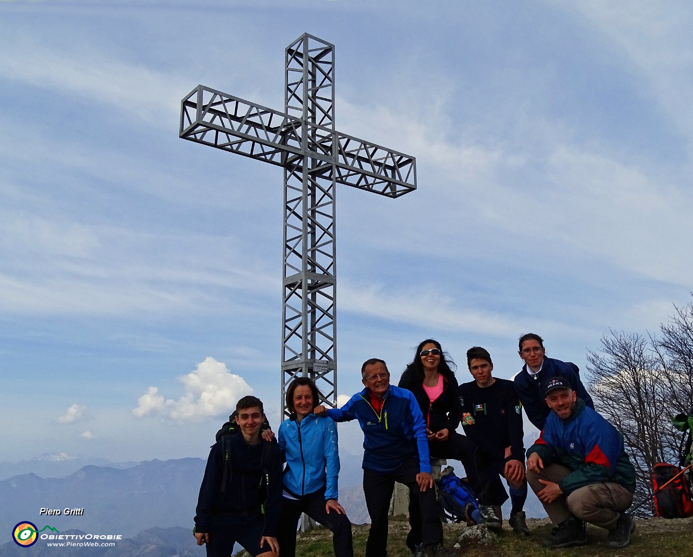 04 In vetta al Monte Suchello (1541 m) con amici escursionisti.JPG -                                